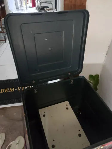 Baú de 80 litros perfeito estado pra uso com fechadura 