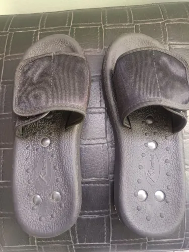 Chinelo magnético com velcro.