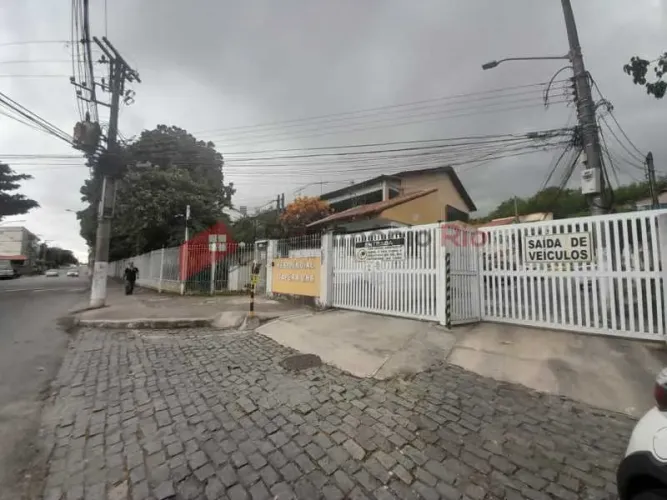 Casa três quartos, vaga coberta em Condomínio Fechado em Irajá