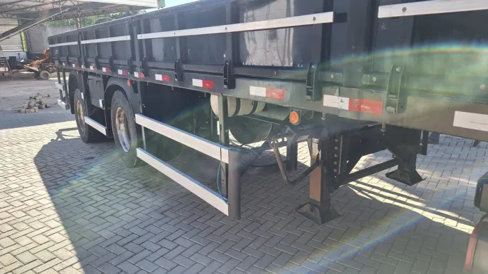 Carreta dois eixo , suspensão a arcom pneus .carreta com chapa de ferro chadrez ,grade ,bo