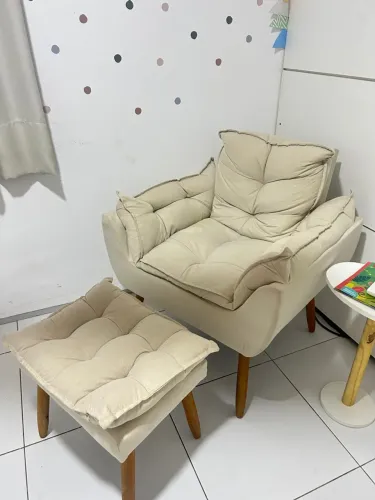 Cadeira de amamentação com puf