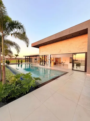 Chácara com 4 quartos, armarios na cozinha, piscina, churrasqueira, campo, em condomínio f
