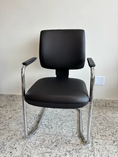 CADEIRA CROMADA ESCRITÓRIO APROXIMAÇÃO - MARCA: PLAXMETAL - NOVA: DOIS MESES DA COMPRA