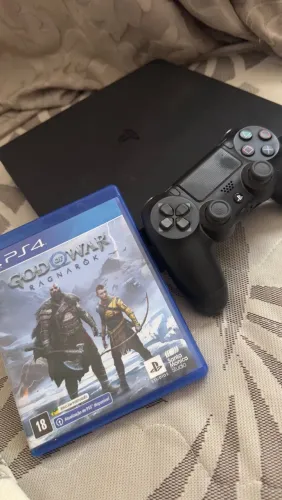 PlayStation 4 Slim | 1 TB | 1 controle + God Of War Ragnarok