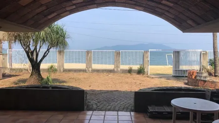 Carmen Imoveis Vende Casa pé na areia Praia Brava