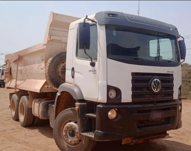 VW 31.330 ano 2022, 6x4, com caçamba Ramah de 14 m, em MG