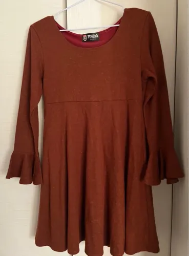Vestido marrom de manga comprida com babado