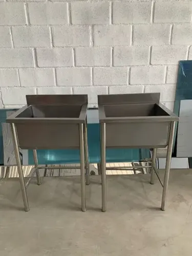 2 Tanques de Inox tamanho de 1 Metro