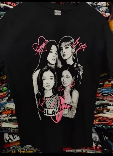 Camiseta Blackpink - Lisa, Jennie, Rosé e Jisoo, assinatura e nomes nas costas