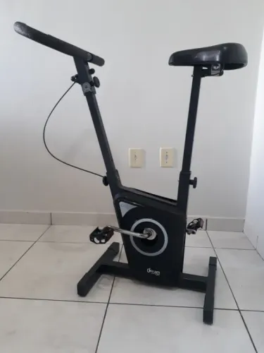 Bicicleta ergométrica. Ajuste de carga e regulagem de altura. Nova 