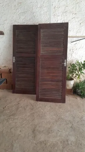 Porta em madeira macisa com veneziana o par