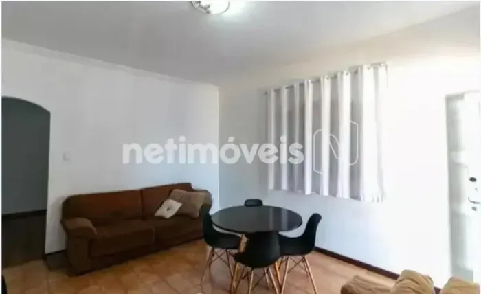 Esta residência combina funcionalidade e uma localização privilegiada
