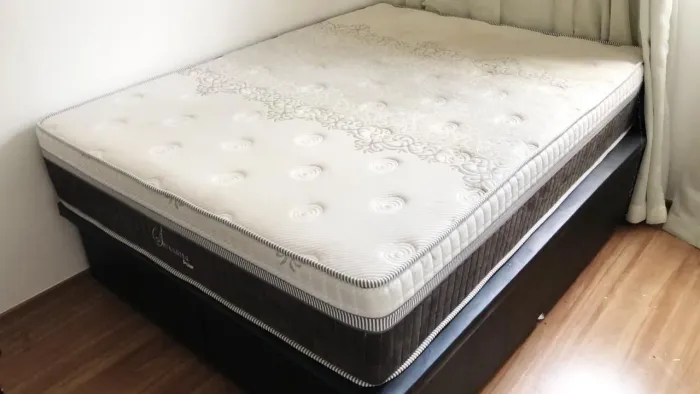 Cama box com colchão de mola ensacada