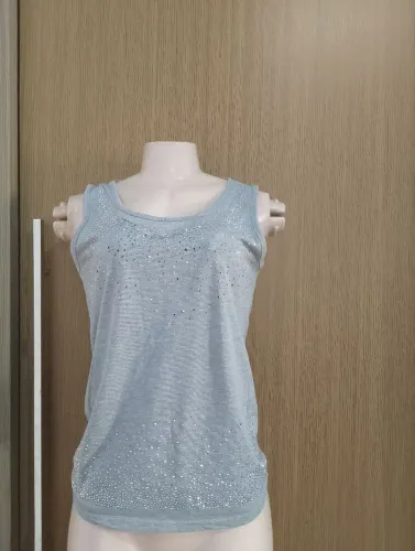 Regata feminina azul com detalhes em brilho