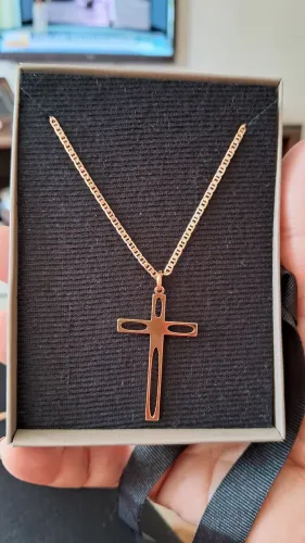 Corrente com Cruz Dourada Delicado e Elegante