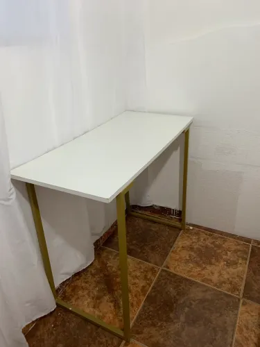 Mesa Branca industrial dourada