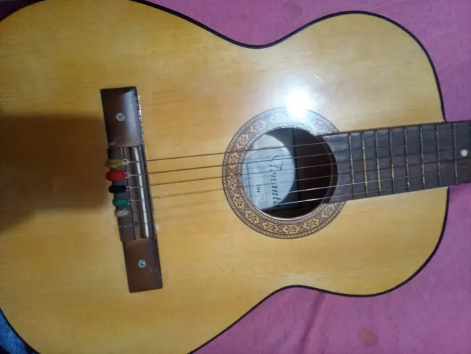 Vende-se violão simples