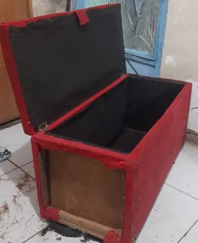 VENDO BAÚ DE QUARTO (ÓTIMO PARA GUARDAR ROUPAS DE CAMA OU BRINQUEDOS FE CRIANÇAS)<br>