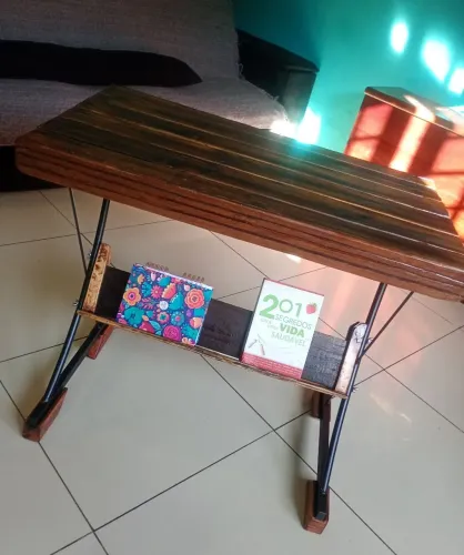 Mesa auxiliar / aparador em madeira e metal