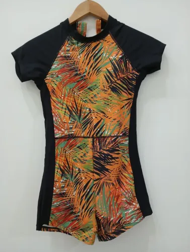 Macacão praia estampa tropical