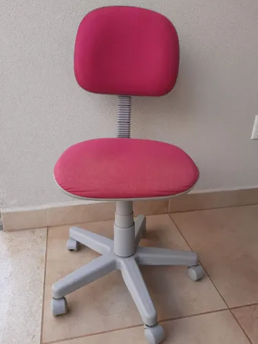 Cadeira rosa de escritório 
