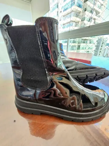 Bota infantil preta de verniz