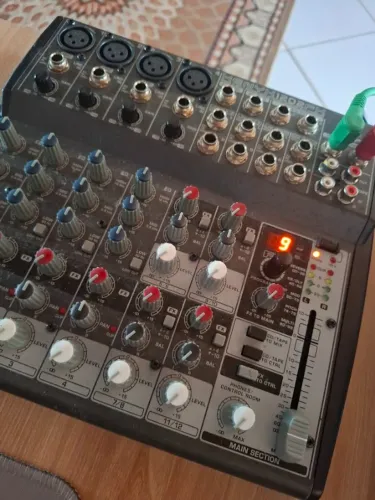 Mesa de som Behringer Xenyx 1202