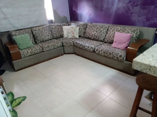 Sofá de canto espaçoso e confortável