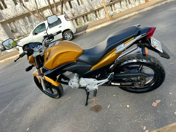 CB300 Dourada 