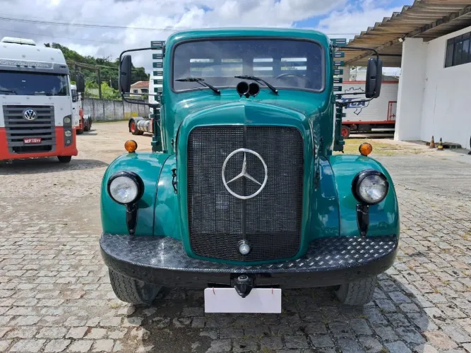 Caminhão Mercedes-Benz  PLACA PRETA  ANO 1957 .