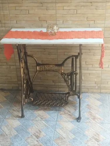 SINGER Aparador antigo de ferro fundido com tampo de mármore