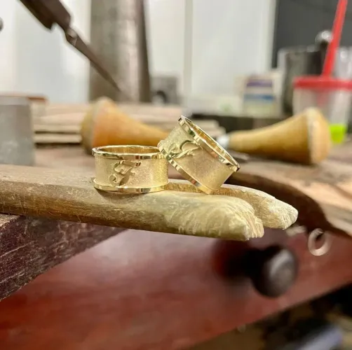 Par de Alianças em Ouro 18k com iniciais do casal em alto relevo