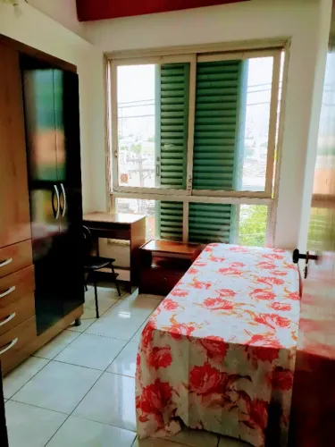 Tenho  quarto disponível  p/ moças, vc pode vir conhecer a casa ,com  piscina, Lavanderia 