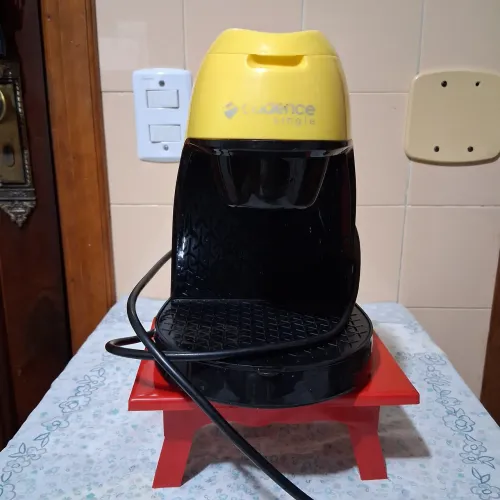 Cafeteira Cadence Cafeteira 214..127 V amarela/preta