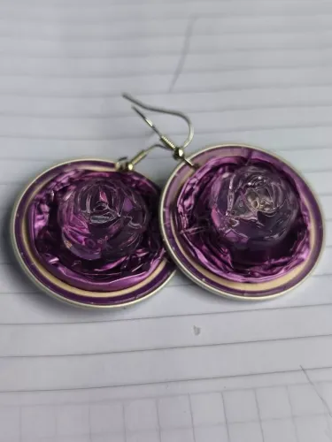 Brincos sustentáveis artesanais. 