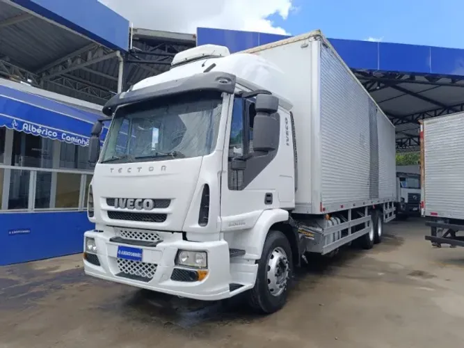 Iveco 240E28 - Ano: 2013 - Baú carga seca 9 metros (Somos loja)