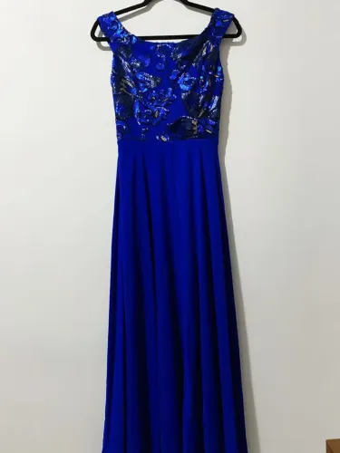 Vestido Azul Longo com Detalhes em Pedrarias