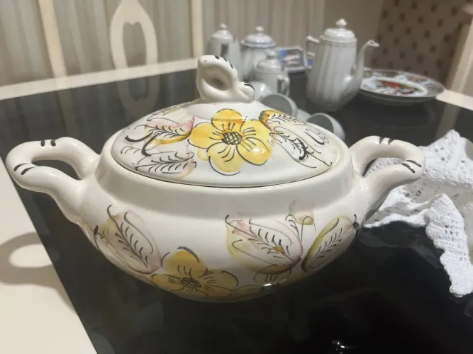 Sopeira em cerâmica vintage com tampa e pintura floral