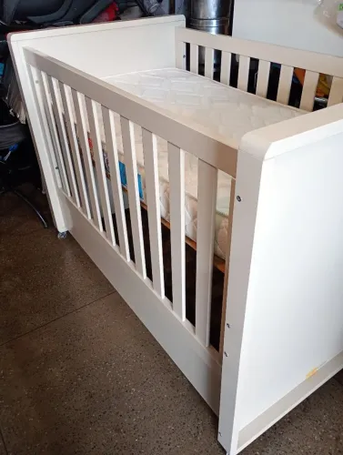 Berço cama e colchão tudo num só estão bem novinho 