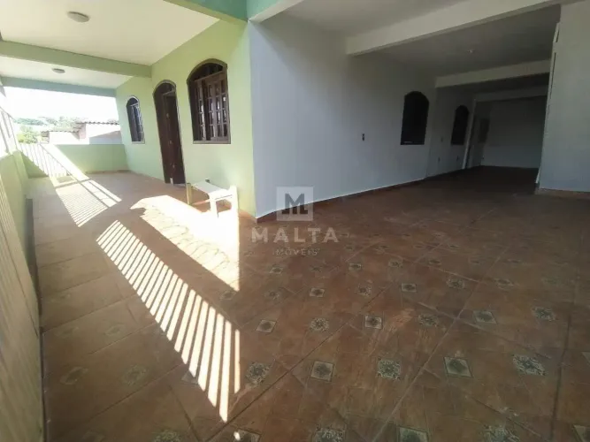 Excelente Casa a Venda com 04 Quartos e Terraço no Tirol !!