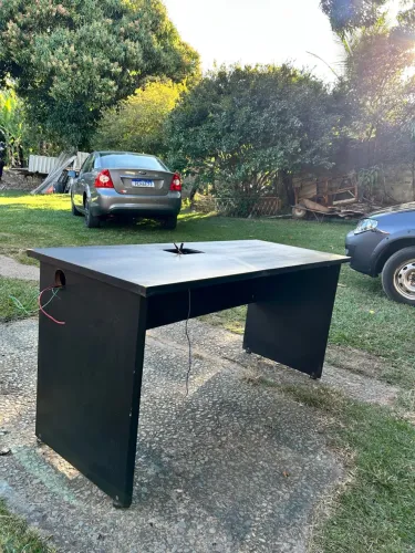 Mesa de escritório/computador com tomada embutida