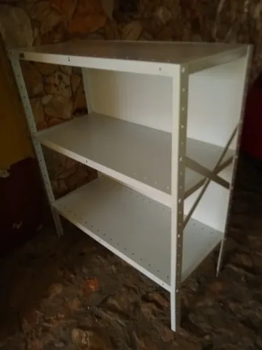 Estante de aço reforçada com três prateleiras.