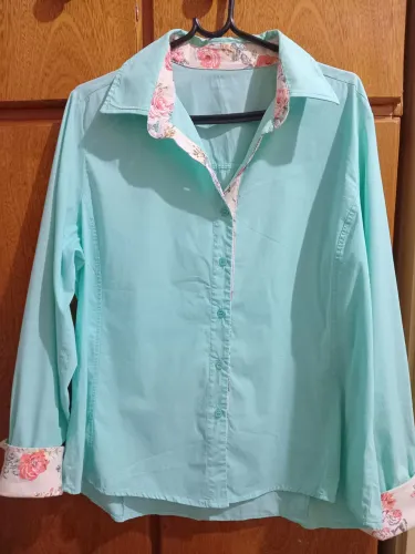 Camisa manga longa verde claro com detalhes florais