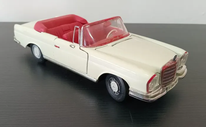 Miniatura 1:18 Mercedes Benz 280SE 1966 Maisto