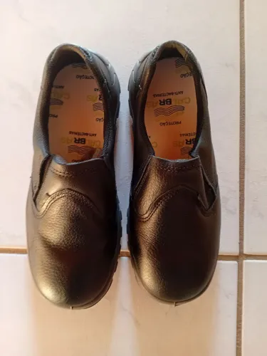 Sapato(segurança) novo.