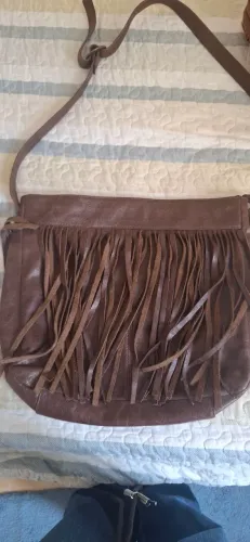 BOLSA EM COURO COM FRANJAS, LINDA!