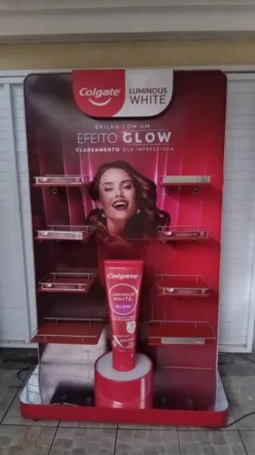Vendo expositor Colgate com led por R$200. Retirada em Realengo 