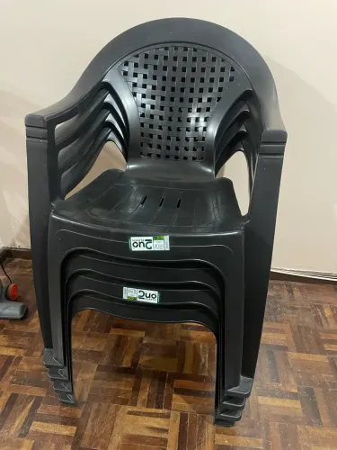 4 cadeiras de plástico 