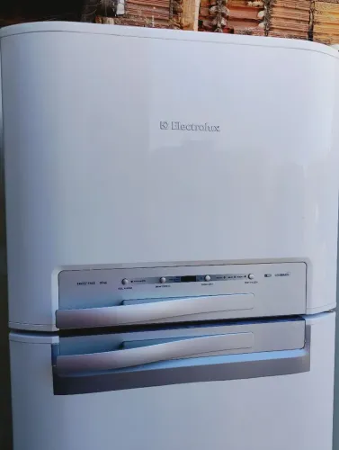 Vendo Geladeira Eletrolux 402L