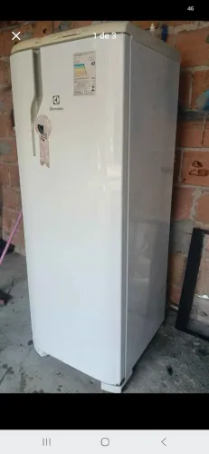 Vende-se uma geladeira